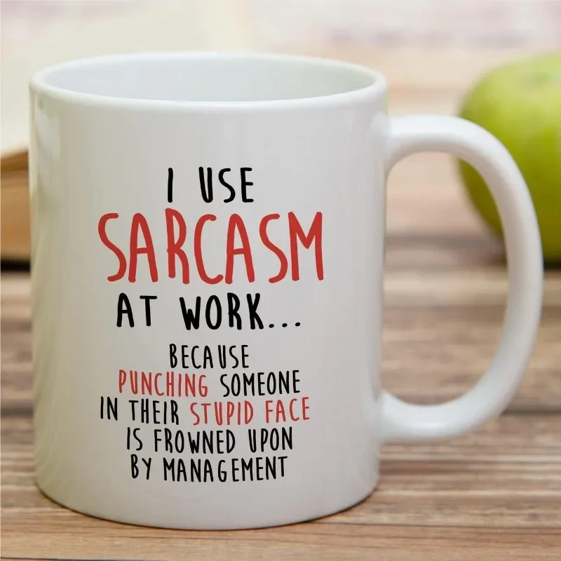 Coffee And Tea Quotes Funny - ฉันใช้คำพูดเสียดสีในที่ทำงานเพราะการต่อยคนอื่นเป็นสิ่งที่ผู้บริหารไม่ชอบ แก้วกาแฟเซรามิกตลกพร้อมคำพูดเสียดสี ของขวัญสำหรับเพื่อนร่วมงาน พนักงาน หรือของใช้ในสำนักงาน